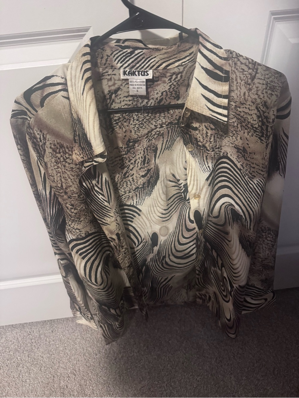 Kaktus Women's Abstract Swirl Button-Down Shirt in Beige and Black